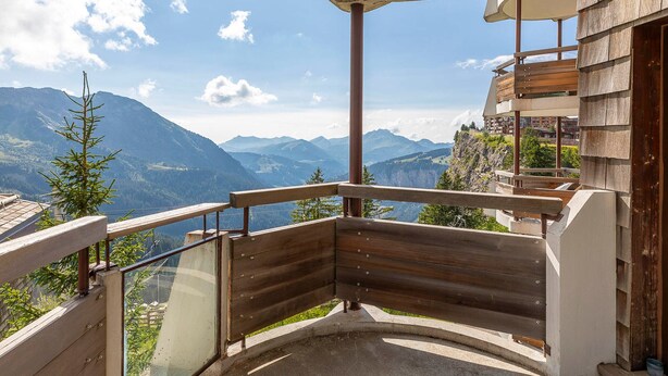 A balcony with a wooden bench, a glass railing, and a view of mountains. - Family apartment for 6 in Avoriaz, direct slope access (Avoriaz)