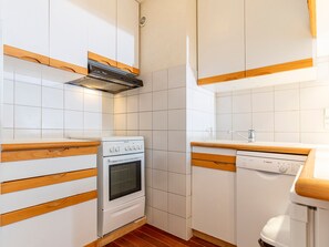 Fridge, oven, dishwasher, coffee/tea maker