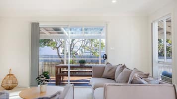 Smart TV, videogames, mesa de pingue-pongue, livros