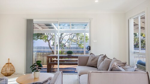 Breathe - Pet Friendly - 2 Mins Walk to Beach