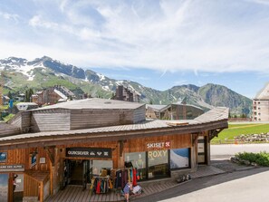 A wooden building with shops named 'Quiksilver' and 'Roxy'. - Studio for 4, south balcony and Wifi in Avoriaz (Avoriaz)