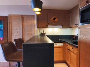 Réfrigérateur, four à micro-ondes, lave-vaisselle, cafetière-théière