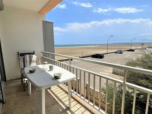Outdoor dining - 2-room apartment for 5 - Near beach with terrace and parking (Port-la-Nouvelle)