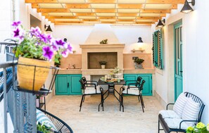 Outdoor dining - 2 bedroom stunning home in Nerezisca (Nerezisca)