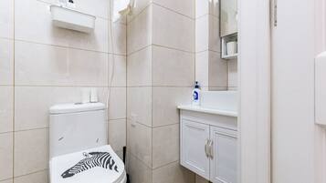 City-Apartment | Badezimmer | Dusche, Regendusche, kostenlose Toilettenartikel, Haartrockner