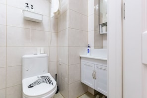 City-Apartment | Badezimmer | Dusche, Regendusche, kostenlose Toilettenartikel, Haartrockner