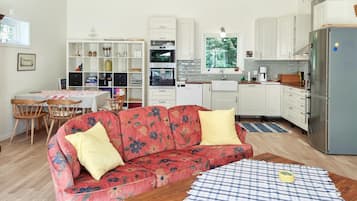Smart TV, fireplace, stereo