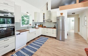 Kjøleskap, oppvaskmaskin og kaffetrakter/tekoker