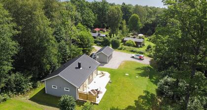 Stunning home in Tvärred with kitchen