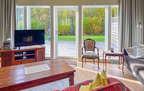 Smart TV, fireplace, stereo - Stunning home in Tvärred with kitchen (Tvärred)