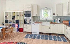 Fridge, dishwasher, coffee/tea maker - Stunning home in Tvärred with kitchen (Tvärred)