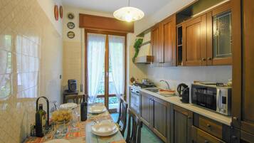 KĂŒhlschrank, Herdplatte, GeschirrspĂŒler