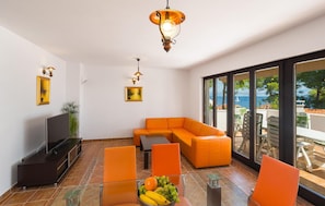 TV - Awesome home in Stomorska with house sea view (Stomorska)