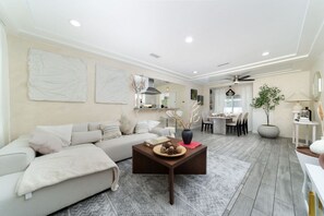 Smart TV, fireplace, offices - Japandi Zen Design Fenced Backyard Private Parking (Anaheim)