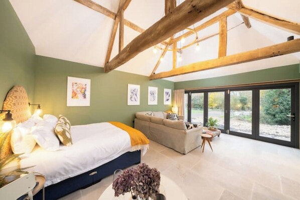 1 bedroom, iron/ironing board, travel cot, free WiFi - SPINNEY - luxury barn conversion (EVESHAM)