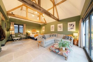 Smart TV - SPINNEY - luxury barn conversion (EVESHAM)