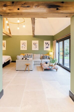 Smart TV - SPINNEY - luxury barn conversion (EVESHAM)