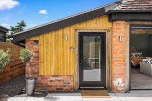 Exterior detail - SPINNEY - luxury barn conversion (EVESHAM)