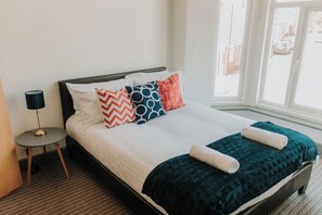 3 bedrooms, iron/ironing board, internet, bed sheets