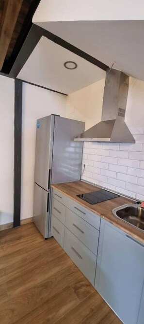 Fridge, microwave, stovetop