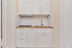 Refrigerador, microondas, placa de cocina, utensilios de cocina