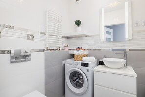 Bathtub, shampoo
