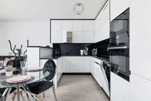 Réfrigérateur, micro-ondes, four, plaque de cuisson