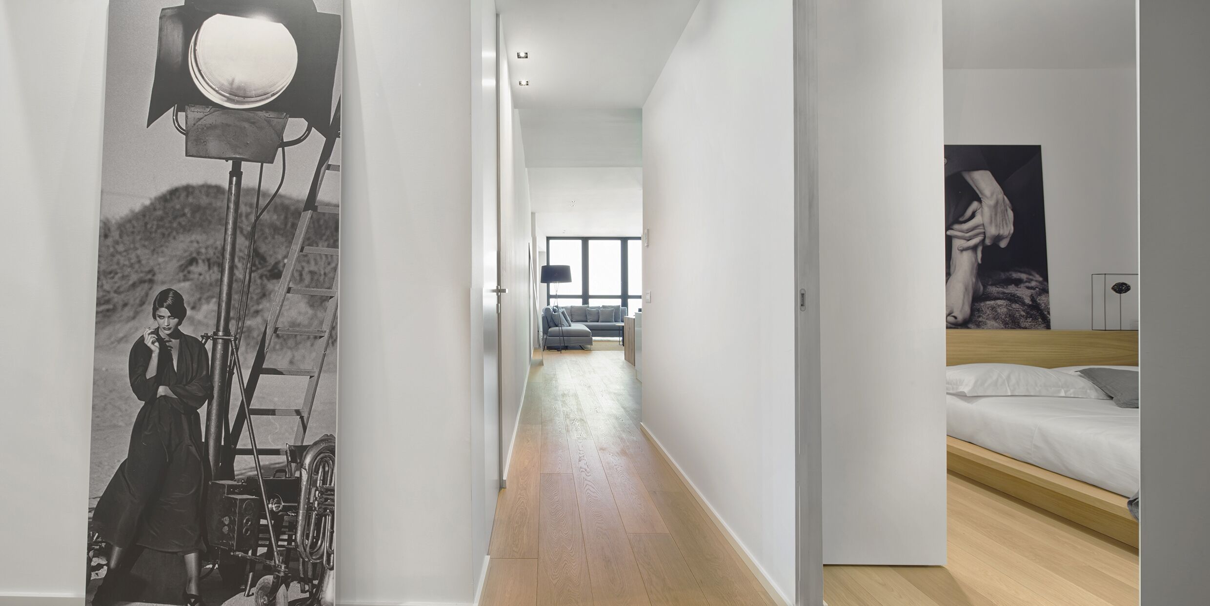 Un interior moderno con un pasillo que conduce a un dormitorio.