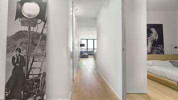 Un interior moderno con un pasillo que conduce a un dormitorio.