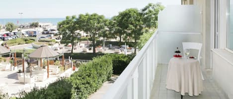 Deluxe Condo, 1 Queen Bed with Sofa bed, Non Smoking, Sea View | Terrace/patio