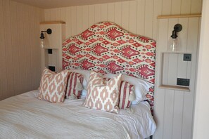 1 bedroom, iron/ironing board, travel cot, free WiFi - The Hut - Luxury hideaway with views across the farm (EVESHAM)