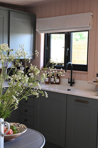 The Hut - Luxury hideaway with views across the farm