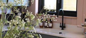 The Hut - Luxury hideaway with views across the farm