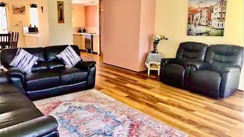 Una Smart TV, una chimenea, un reproductor de DVD