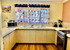 Microondas, horno, placa de cocina y hervidor eléctrico
