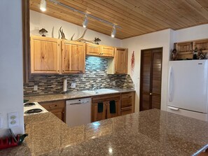 Stovetop, dishwasher, toaster, highchair - Long Shot Cabin, In Town, No Stairs (Red River)