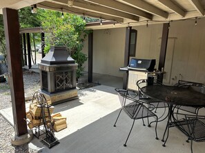 Outdoor dining - Long Shot Cabin, In Town, No Stairs (Red River)