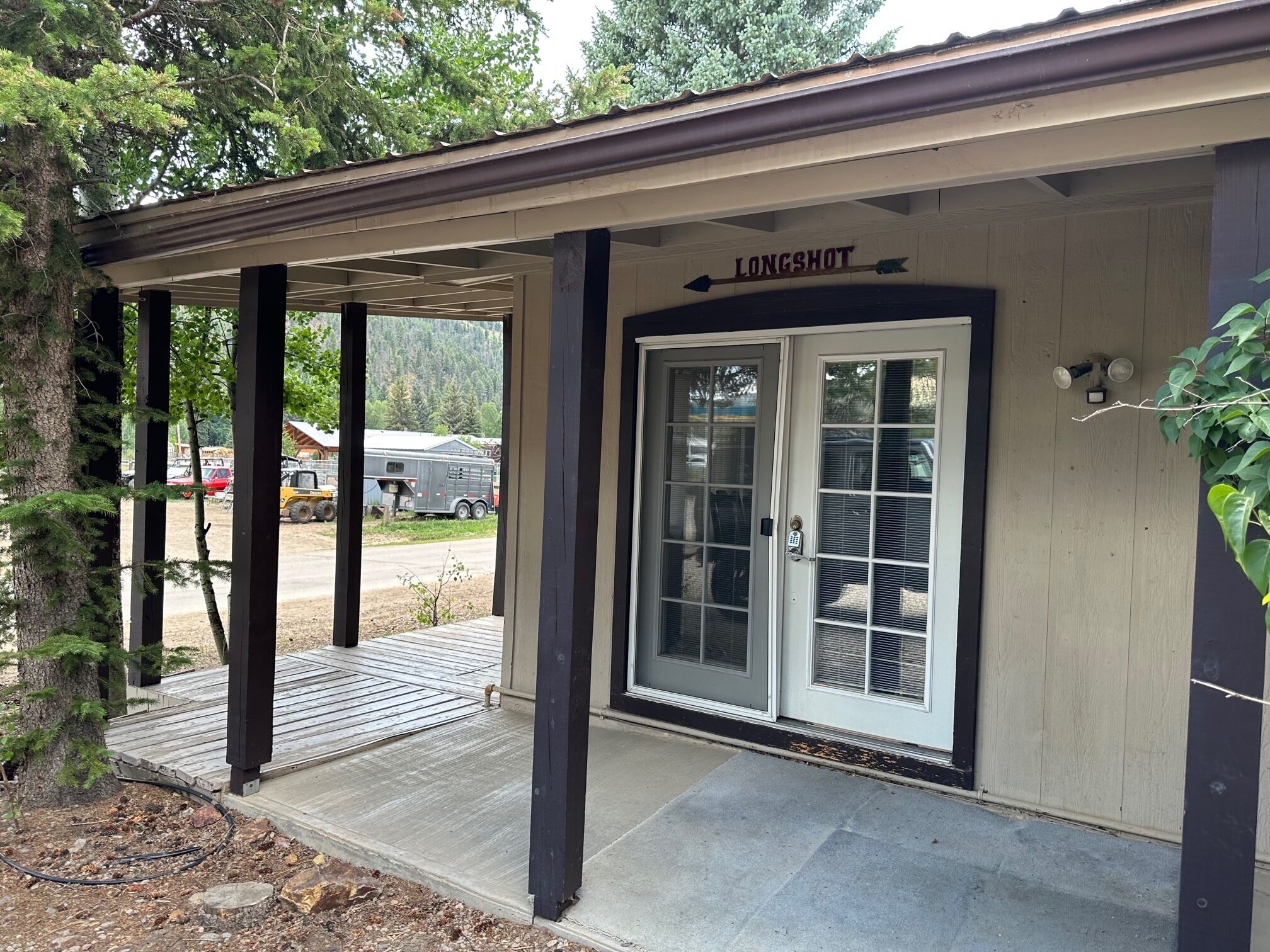 Un espacio al aire libre techado con un cartel que dice 'LONGSHOT'.