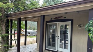 Un espace extérieur abrité, sur lequel est apposée une enseigne indiquant « LONGSHOT ».