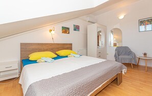 5 bedrooms, travel crib, free WiFi, bed sheets