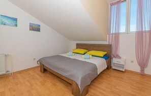 3 bedrooms, travel cot, free WiFi, bed sheets
