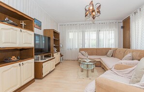 Fernseher, TischfuĂball, Tischtennisplatte