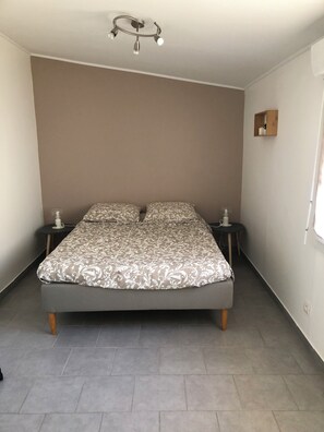 1 bedroom, travel cot, free WiFi, bed sheets