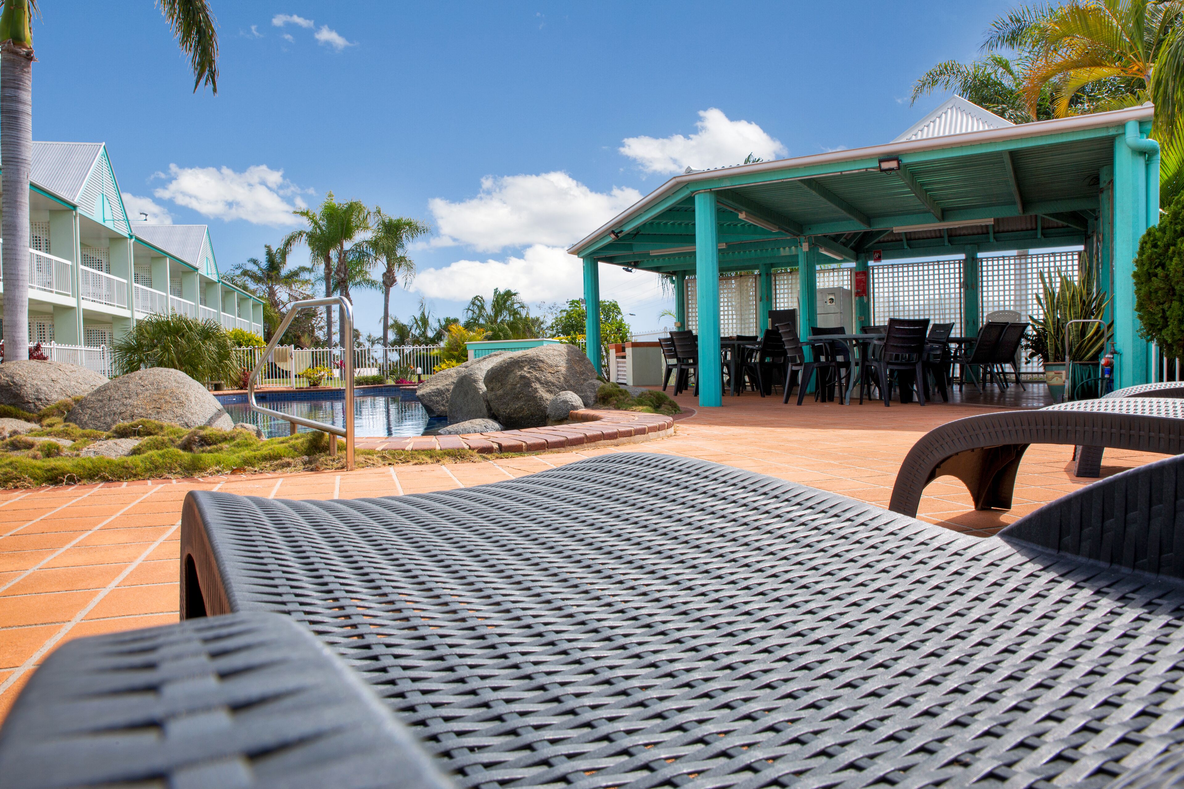 Alberca al aire libre, sombrillas en la alberca y camastros 