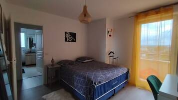 1 slaapkamer, een strijkplank/strijkijzer