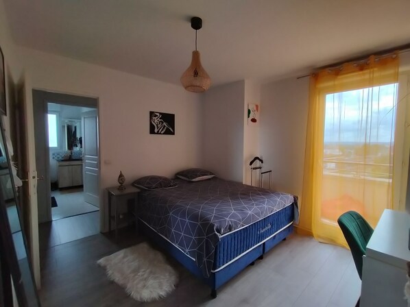 1 chambre, fer et planche Ă repasser