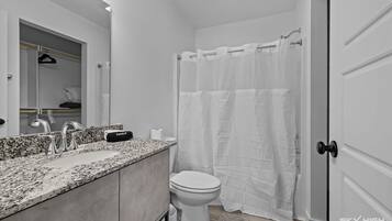 Een bad, een haardroger, handdoeken