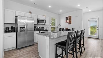 Een koelkast, een magnetron, een oven, een kookplaat