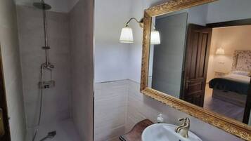Douche, sĂšche-cheveux, serviettes fournies, savon