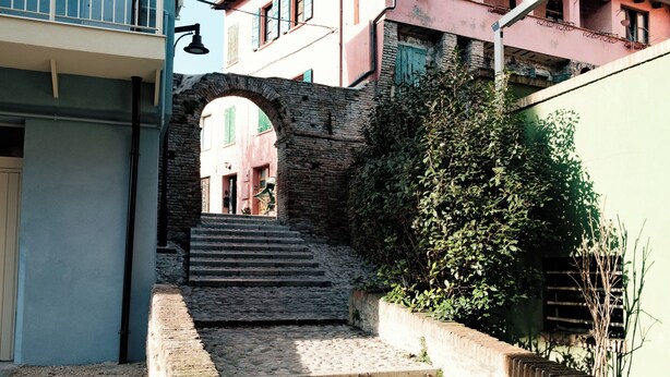 A narrow alleyway with a stone staircase leading to a building entrance. - Cozy recently renovated apartment nestled in the historic center (Savignano sul Rubicone)